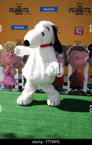 Die Erdnüsse Film LA Premiere Mitwirkende: Snoopy Where: Westwood, Kalifornien, Vereinigte Staaten, wenn: 1. November 2015 Stockfoto