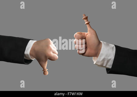 Hände von Geschäftsleuten mit weißen Schachfiguren als Daumen Stockfoto