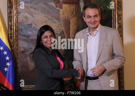 Caracas, Venezuela. 2. Dezember 2015. Venezuelas Außenminister Metropolen Rodriguez (L) trifft sich mit Spaniens ehemaliger Premierminister Jose Luis Rodriguez Zapatero in Caracas, Venezuela, am 2. Dezember 2015. Jose Luis Rodriguez Zapatero, Panamas ehemaliger Präsident Martin Torrijos und kolumbianische Senator Horacio Serpa wurden durch die nationalen Wahlrats Venezuelas eingeladen zur Beobachtung der Parlamentswahlen am 6. Dezember stattfinden. © Boris Vergara/Xinhua/Alamy Live-Nachrichten Stockfoto