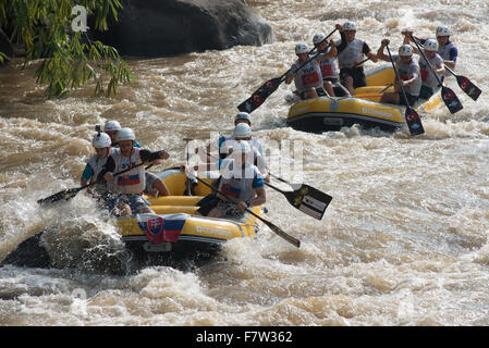 Citarik River, West Java, Indonesien. Dezember 3rd, 2015. U19 Mannschaften aus der Slowakei und der Türkei beim Down River Race auf der World Rafting Championship in Citarik River, West Java, Indonesien. Stockfoto