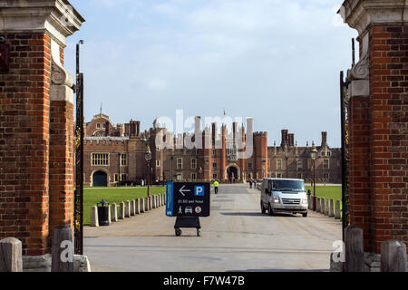 Hampton Court van sitzen an der Vorderseite des Gebäudes mit Parkplatz Schild zeigt links Stockfoto