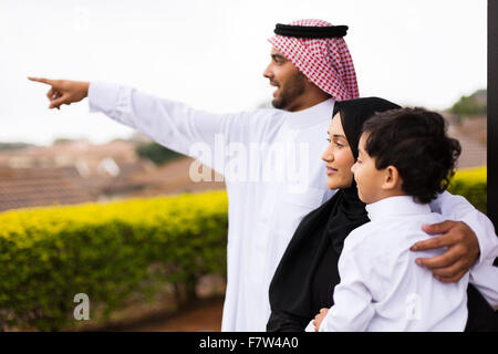 glückliche muslimische Familie außerhalb ihrer Heimat zeigen Stockfoto