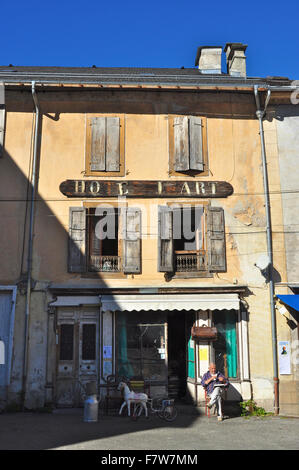 Alten Dorfladen und Hotel, Massat, Ariege, Midi-Pyrenäen, Frankreich Stockfoto