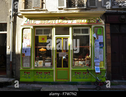 Kleiner Laden in einer Seitenstraße im französischen Dorf Massat, Ariege, Midi-Pyrenäen, Frankreich Stockfoto