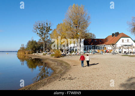 Strand-Vorland-Shop und Bier-Garten, Feldwieser Bucht, Chiemsee, Oberbayern, Deutschland, Europa. Stockfoto