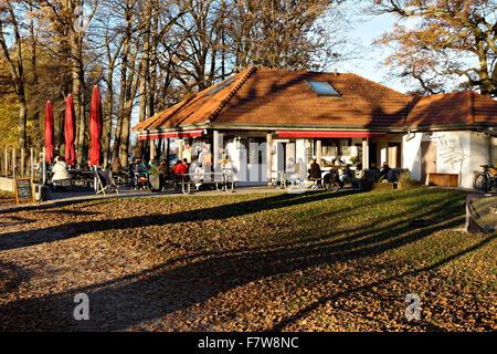 Strand Vorland Shop Biergarten, Feldwieser Bucht, Chiemsee, Oberbayern, Deutschland, Europa. Stockfoto