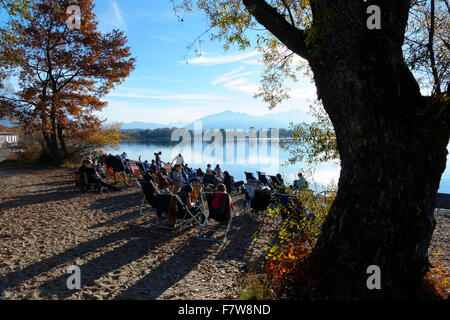 Menschen entspannen am Strand Vorland, Feldwieser Bucht, Chiemsee, Oberbayern, Deutschland, Europa. Stockfoto