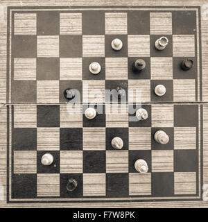 Hölzerne Chess Board Business Strategie Idee Konzept Hintergrund. Vintage dunklen Eckenstil. Stockfoto