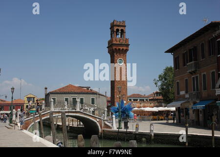 Murano, Italien, 6. Juni 2014: San Pietro Martire Bell Tower und die berühmte blaue Glasskulptur vom italienischen Künstler Simone Cenedes Stockfoto