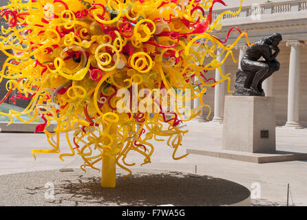 USA, California, San Francisco, Palace of the Legion Of Honor, "Der Denker" von Rodin & Glas durch Dale Chihuly. Stockfoto