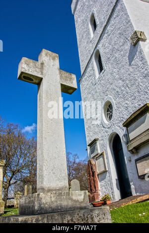 Ein Grabstein direkt vor der Kirche in Gifford. Stockfoto