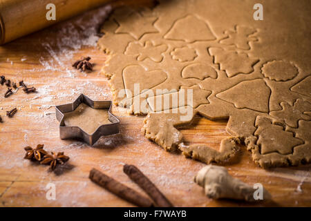 Cookie-Teig mit Weihnachten Formen Stockfoto