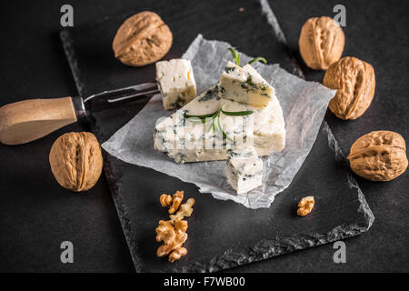 Italienischer Gorgonzola mit Nuss auf schwarzem Hintergrund Stockfoto