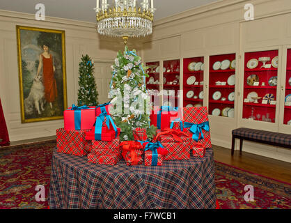 Washington DC, USA. 2. Dezember 2015. Dekorationen in der China-Raum (auch bekannt als das Gericht Zimmer) im Rahmen des Themas 2015 weiße Haus Weihnachten "A zeitlose Tradition" im Weißen Haus in Washington, DC Credit: Dpa picture-Alliance/Alamy Live News Stockfoto