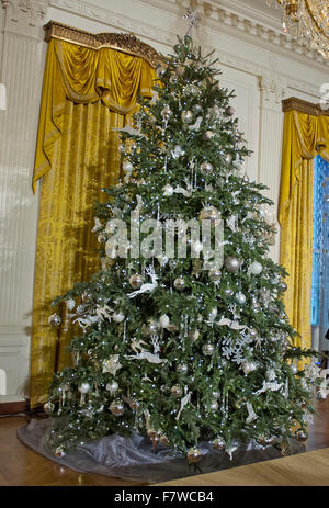 Washington DC, USA. 2. Dezember 2015. Ein großer Weihnachtsbaum an der Südwand des östlichen Raum als Teil der 2015 White House Weihnachtsdekorationen im Weißen Haus in Washington, DC Credit: Dpa picture-Alliance/Alamy Live News Stockfoto