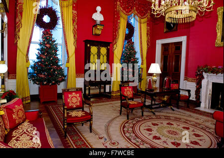 Washington DC, USA. 2. Dezember 2015. Dekorationen im Red Room auf dem Boden der Staat im Rahmen des Themas 2015 weiße Haus Weihnachten "A zeitlose Tradition" im Weißen Haus in Washington, DC Credit: Dpa picture-Alliance/Alamy Live News Stockfoto