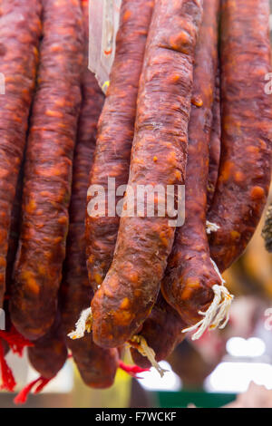 Katalanische Hartwaren, Chorizo auf einem Markt in Barcelona Stockfoto