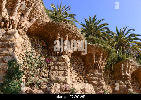 Terrassenmauern im Park Güell, Barcelona, Spanien Stockfoto