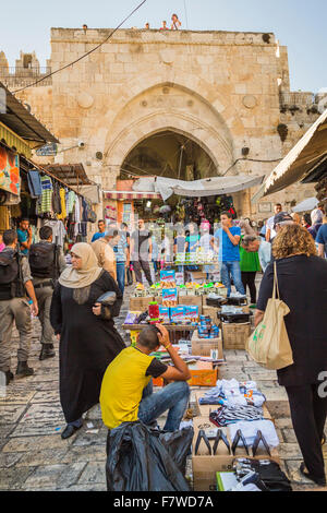 Der Arab Street Market in der Nähe von Damaskus-Tor in der alten Stadt von Jerusalem, Israel, Naher Osten. Stockfoto