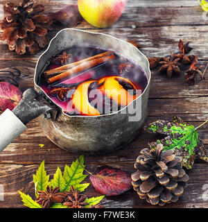 Schwebende Pot Sangria im Herbst noch Leben Stockfoto