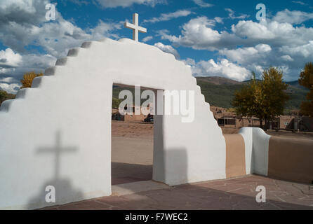 USA, New Mexico, Taos Pueblo, katholische Kirche Tor, der Heilige Hieronymus Stockfoto