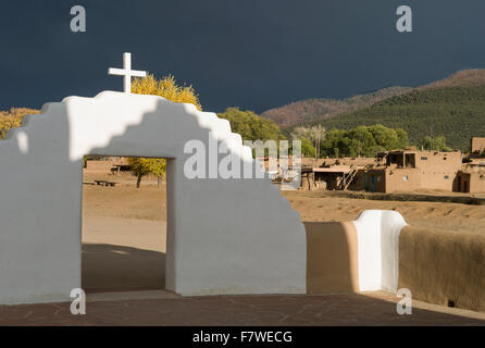 USA, New Mexico, Taos Pueblo, katholische Kirche Tor, der Heilige Hieronymus Stockfoto