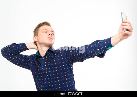 Sicher amüsant junger Mann im karierten Hemd machen Selfie mit Handy auf weißem Hintergrund Stockfoto