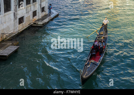 Gondoliere sein Gewerbe auf den Canal Grande Venedig Stockfoto