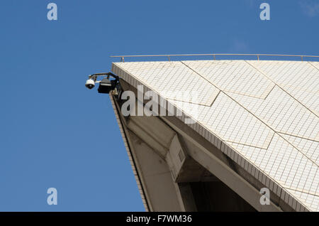 Eine Überwachungskamera, die oben auf einer der Schalen des Opernhauses von Sydney in Australien montiert ist Stockfoto