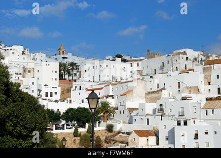 Blick auf das weiße Dorf Vejer De La Frontera, Costa De La Luz, Provinz Cadiz, Andalusien, Spanien, Westeuropa. Stockfoto