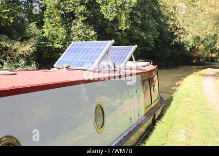Sonnenkollektoren auf dem Dach ein Narrowboat neben dem Leinpfad am Oxford-Kanal am Shipton auf Cherwell Oxfordshire Stockfoto