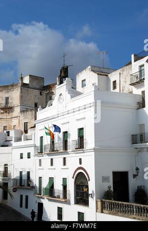 Erhöhten Blick auf das Rathaus im Zentrum Stadt, Vejer De La Frontera, Costa De La Luz, Provinz Cadiz, Andalusien, Spanien. Stockfoto