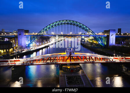 Newcastle Upon Tyne im Nordosten von England die Tyne Bridge und die Drehbrücke Stockfoto