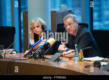 Berlin, Deutschland. 3. Dezember 2015. Norbert Roettgen (R), Vorsitzender des Auswärtigen Ausschusses des Deutschen Bundestages Parlaments und seinem französischen Amtskollegen Elisabeth Guigou liefern Bemerkungen während einer Pressekonferenz am deutsch-französischen Zusammenarbeit im Kampf gegen den Terrorismus, im Bundestag in Berlin, Deutschland, 3. Dezember 2015. Die beiden Ausschüsse diskutieren gemeinsamen Bemühungen im Kampf gegen die Terrorgruppe islamischer Staat (IS), eine Lösung für den Konflikt in Syrien und Möglichkeiten zur Bewältigung der Situation der Flüchtlinge. Foto: BERND VON JUTRCZENKA/Dpa/Alamy Live-Nachrichten Stockfoto