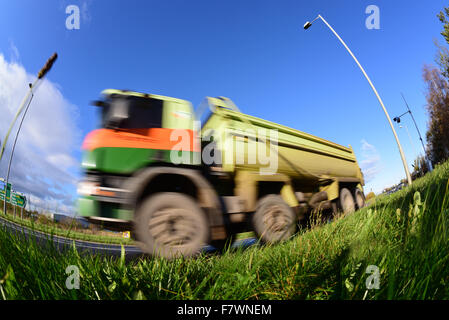 niedrigen Winkel des LKW Reisen entlang der einspurigen Straße in der Nähe von Selby Yorkshire UK Stockfoto