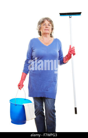 Glücklich im Ruhestand Frau hält viele Reinigungsmittel Stockfoto
