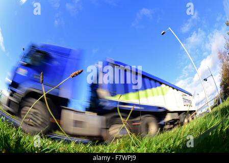 niedrigen Winkel des LKW Reisen entlang der einspurigen Straße in der Nähe von Selby Yorkshire UK Stockfoto