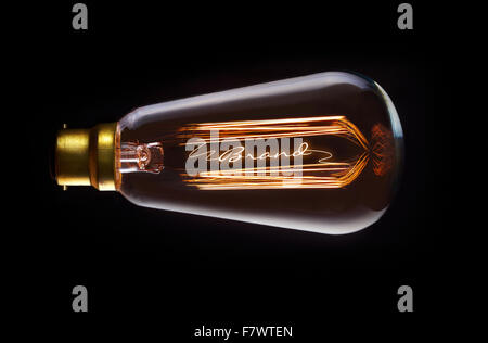 Marken-Konzept in ein Filament-Glühbirne. Stockfoto