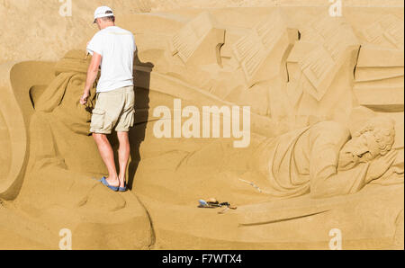 Las Palmas, Gran Canaria, Kanarische Inseln, Spanien. 3. Dezember 2015. Sand Bildhauer arbeiten auf die enorme Belen (Krippe) am Strand von Las Canteras in Las Palmas, der Hauptstadt von Gran Canaria. 75 x 30 Meter-Skulptur ist am 4. Dezember für die Öffentlichkeit zugänglich. Letztjährigen Krippe lockte 140.000 Besucher während der Weihnachtszeit. Bildnachweis: Alan Dawson News/Alamy Live-Nachrichten Stockfoto