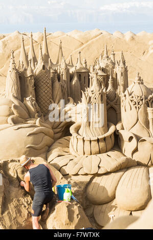 Las Palmas, Gran Canaria, Kanarische Inseln, Spanien. 3. Dezember 2015. Sand Bildhauer arbeiten auf die enorme Belen (Krippe) am Strand von Las Canteras in Las Palmas, der Hauptstadt von Gran Canaria. 75 x 30 Meter-Skulptur ist am 4. Dezember für die Öffentlichkeit zugänglich. Letztjährigen Krippe lockte 140.000 Besucher während der Weihnachtszeit. Bildnachweis: Alan Dawson News/Alamy Live-Nachrichten Stockfoto