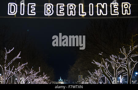 Berlin, Deutschland. 2. Dezember 2015. Der Schriftzug "Sterben Berliner" (die Berliner) beleuchtet in Berlin, Deutschland, 2. Dezember 2015, mit den Bäumen aufgereiht in Richtung Brandenburger Tor im Hintergrund abgebildet. Foto: THALIA ENGEL/Dpa/Alamy Live-Nachrichten Stockfoto