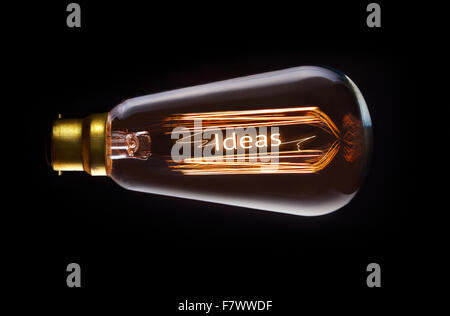 Ideen-Konzept in ein Filament-Glühbirne. Stockfoto