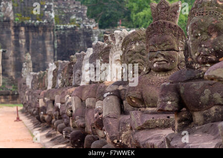 Stein geschnitzte Gesichter auf der Brücke am Südtor von Angkor Thom Tempel Stockfoto