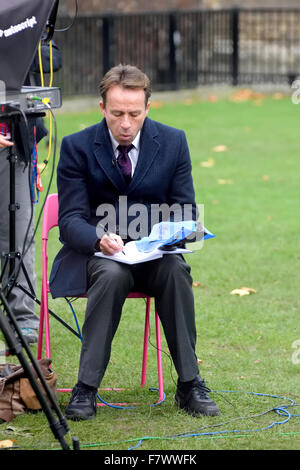 Ben Brown - BBC-News-Journalist und Moderator - am College Green Westminster als Debatte im Parlament Bombardierung Syrien, 2. Dezember 2015 Stockfoto