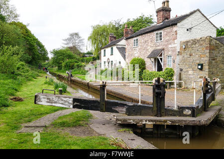 Hall Green Stop Lock auf dem Macclesfield Zweig des Trent und Mersey Canal Kirche Lawton Cheshire England Großbritannien Stockfoto