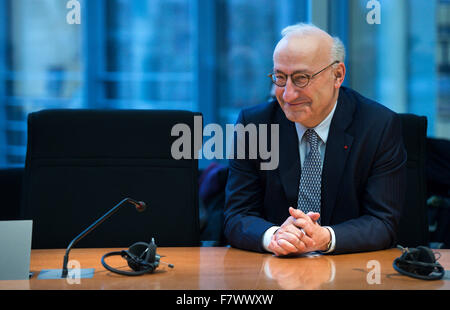 Berlin, Deutschland. 3. Dezember 2015. Philippe Etienne, Frankreichs Botschafter in Deutschland, besucht eine Pressekonferenz über die Deutsch-französische Zusammenarbeit bei der Bekämpfung des Terrorismus im Bundestag in Berlin, Deutschland, 3. Dezember 2015. Die beiden Ausschüsse diskutieren gemeinsamen Bemühungen im Kampf gegen die Terrorgruppe islamischer Staat (IS), eine Lösung für den Konflikt in Syrien und Möglichkeiten zur Bewältigung der Situation der Flüchtlinge. Foto: BERND VON JUTRCZENKA/Dpa/Alamy Live-Nachrichten Stockfoto