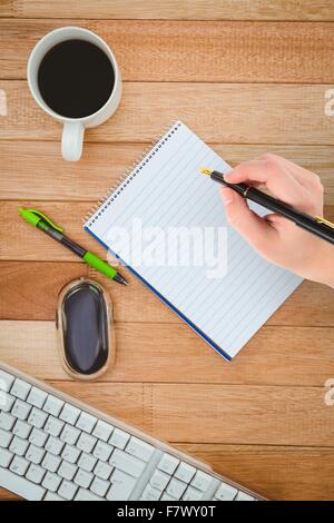Zusammengesetztes Bild der Businesswomans Handschrift mit Füllfederhalter Stockfoto