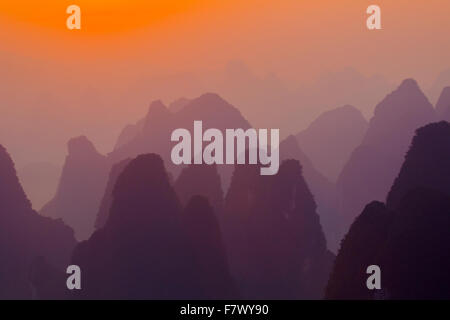 Karst Kalksteinformationen entlang Fluss Li an Dawn Guilin Region Guangxi, China LA008282 Stockfoto