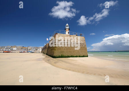 St. Ives, Cornwall, UK: Smeatons Pier und Hafen Strand bei Sonnenschein mit blauem Himmel. Stockfoto