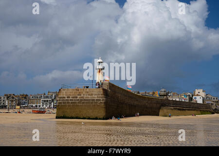 St. Ives, Cornwall, UK: Smeaton Leuchtturm und Mole vom Hafen Strand Stockfoto